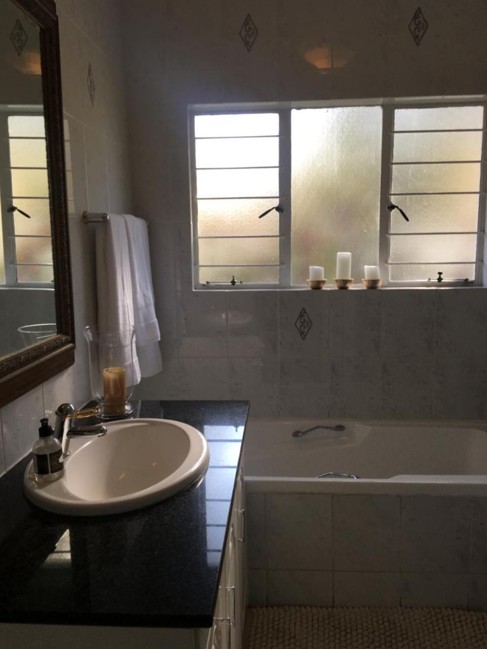 Vair'S Place Guest House In Sandton Paulshof - Apartment, Lux Suites & Spa Йоганнесбурґ Екстер'єр фото